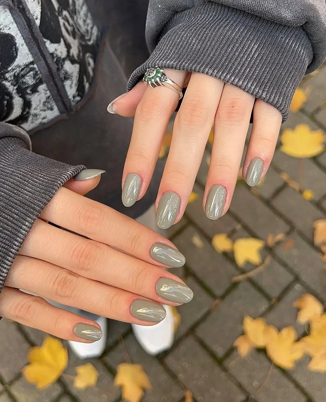 autumn nails color Smoky Sage Gray for a Quiet Autumn Mood