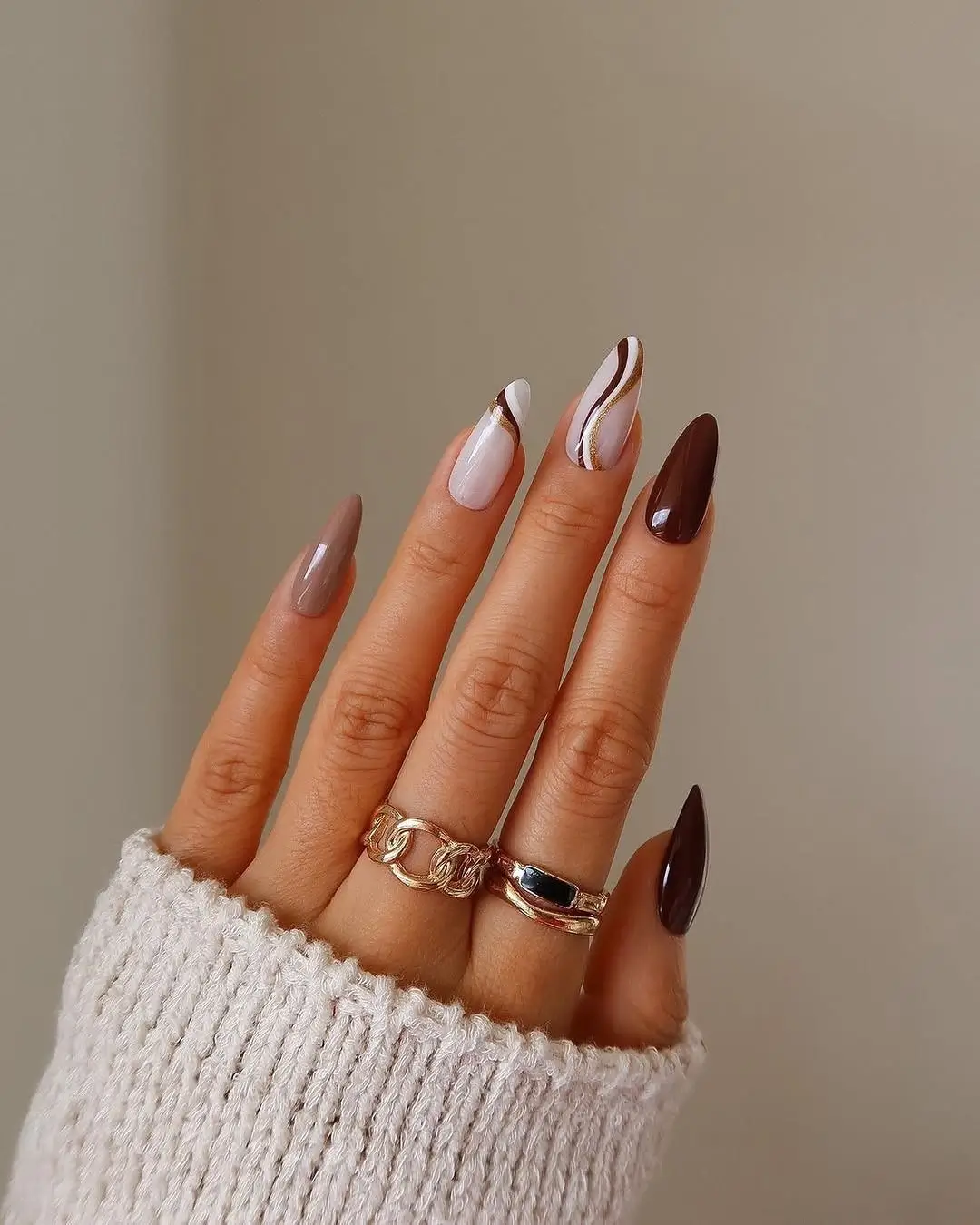 Brown Fall Nails 2026 Minimalist Brown Swirls for an Elegant Autumn Look