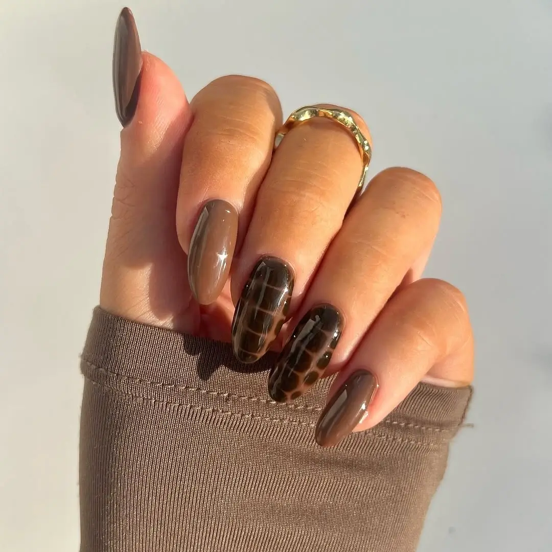Early Fall Nails 2026 Glossy Mocha Nails With Crocodile Accent Art