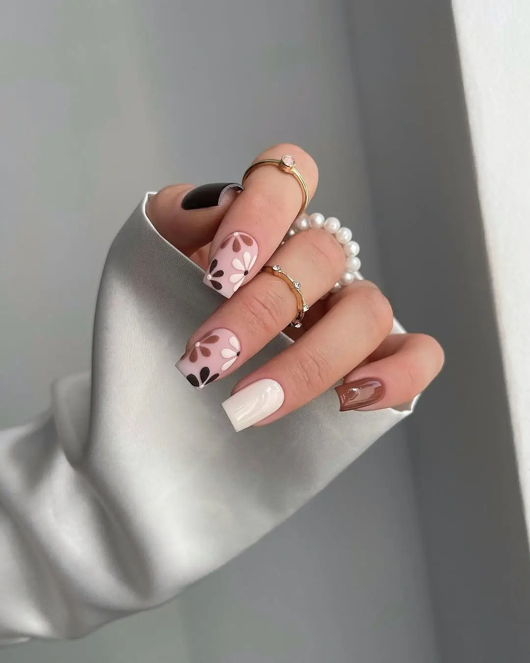 Early Fall Nails 2026 Soft Floral Mocha Nails With a Romantic Touch