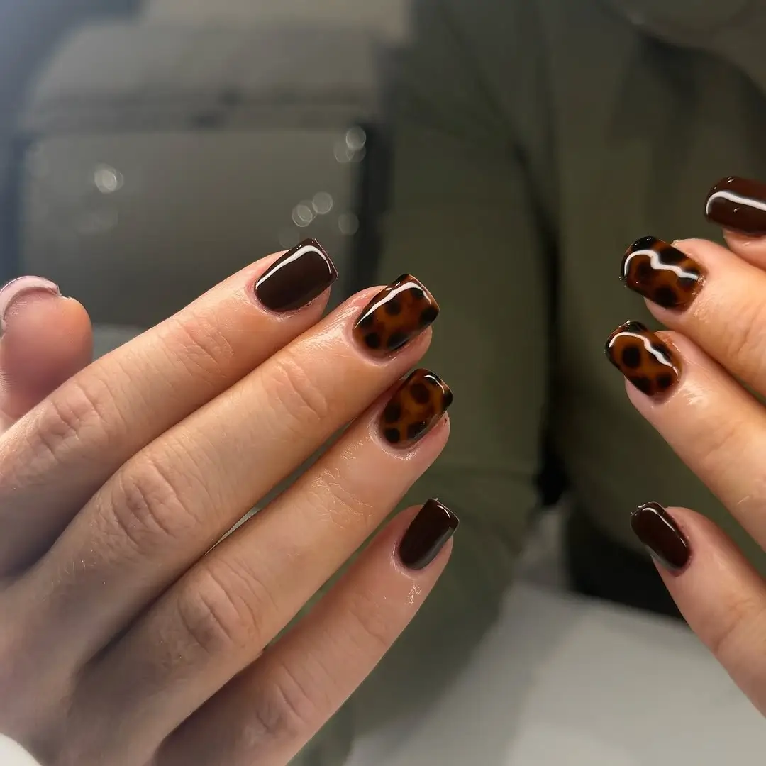 Early Fall Nails 2026 Chocolate Tortoiseshell Nails That Never Go Out of Style