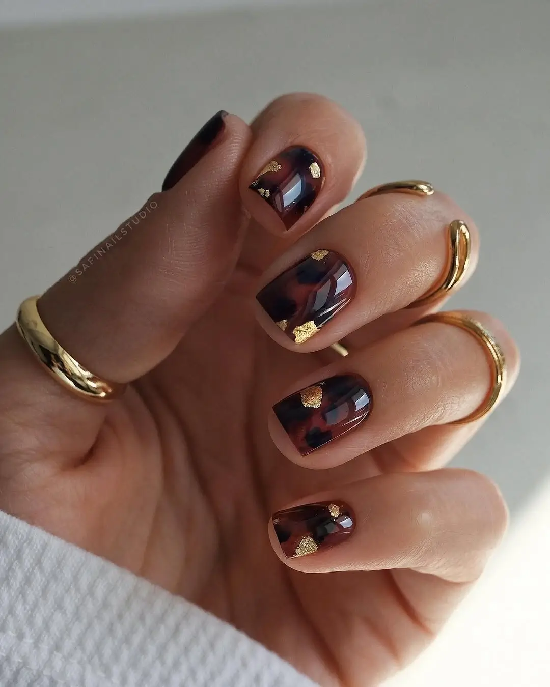 Fall manicure ideas 2026 Short Tortoiseshell Nails With Gold Leaf Accents