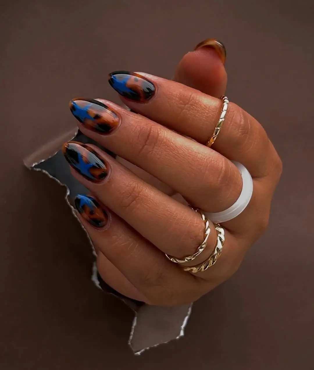 Fall Nail Inspiration 2026 Abstract Blue and Tortoiseshell Nails with a Fashion Twist