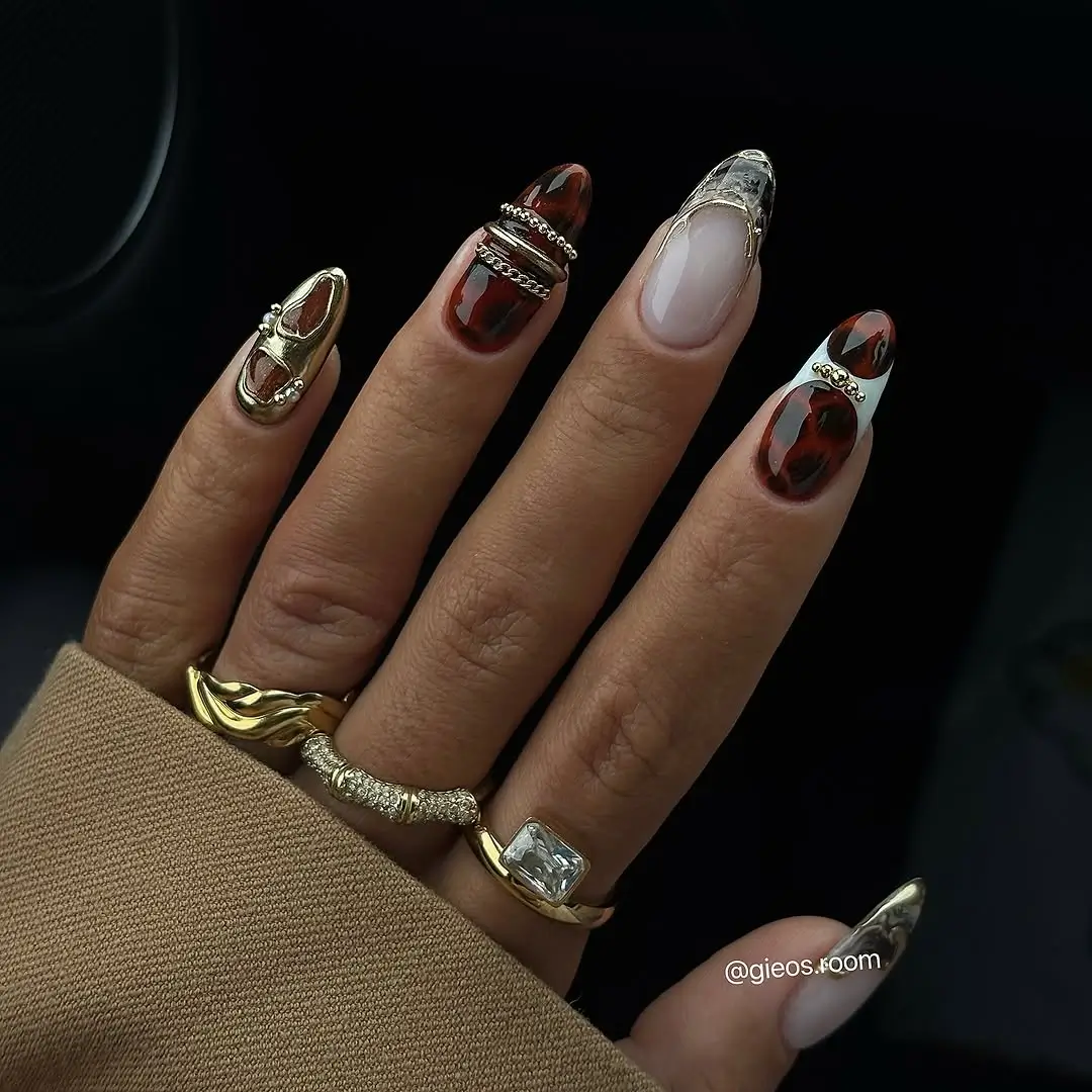 Fall Nail Inspiration 2026 Luxury Tortoiseshell Nails with Gold Jewelry Details