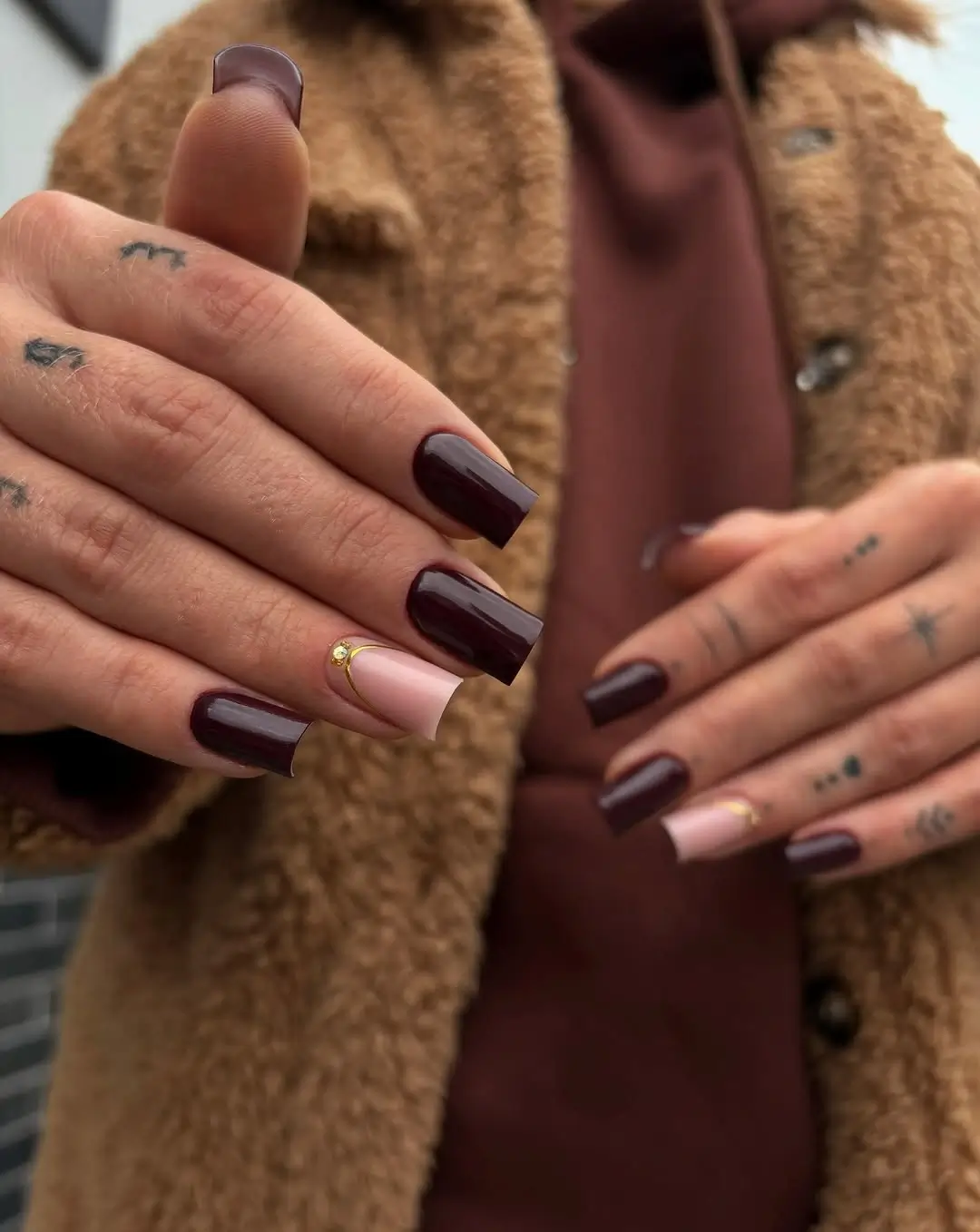 Fall Nail Inspiration 2026 Deep Burgundy Square Nails with a Minimal Gold Accent