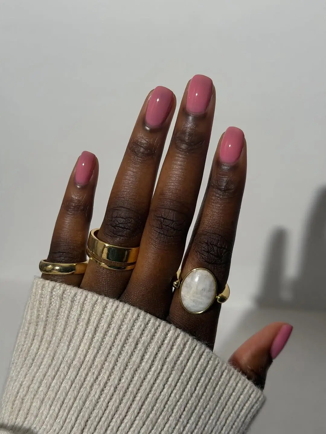 Fall nails colors for dark skin short with glossy rose pink square manicure
