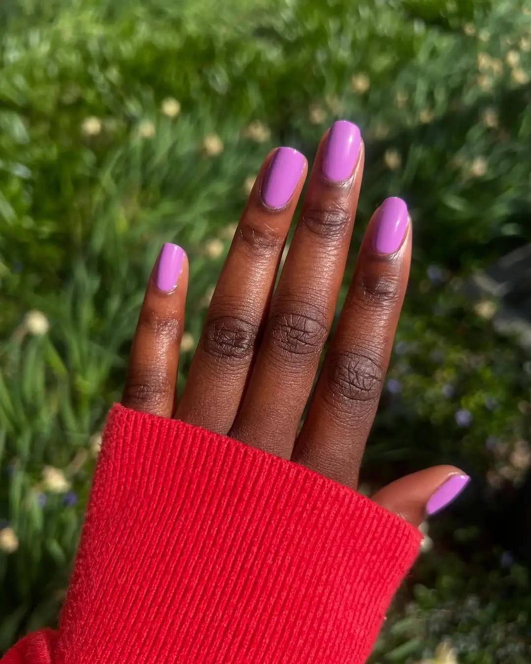 Fall nails colors for dark skinned women with glossy orchid pink nails