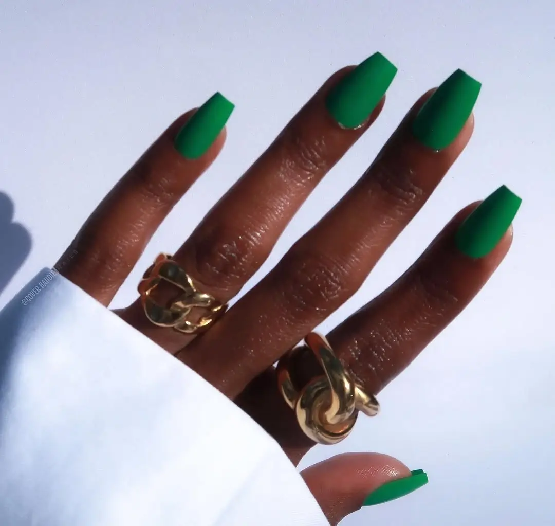 Fall nails colors for dark skinned hands with matte emerald green square nails