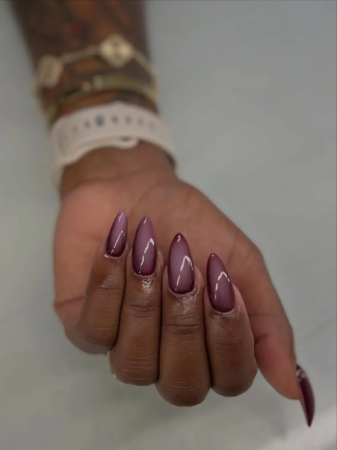 Fall nails colors for dark skin ladies with glossy plum almond nails