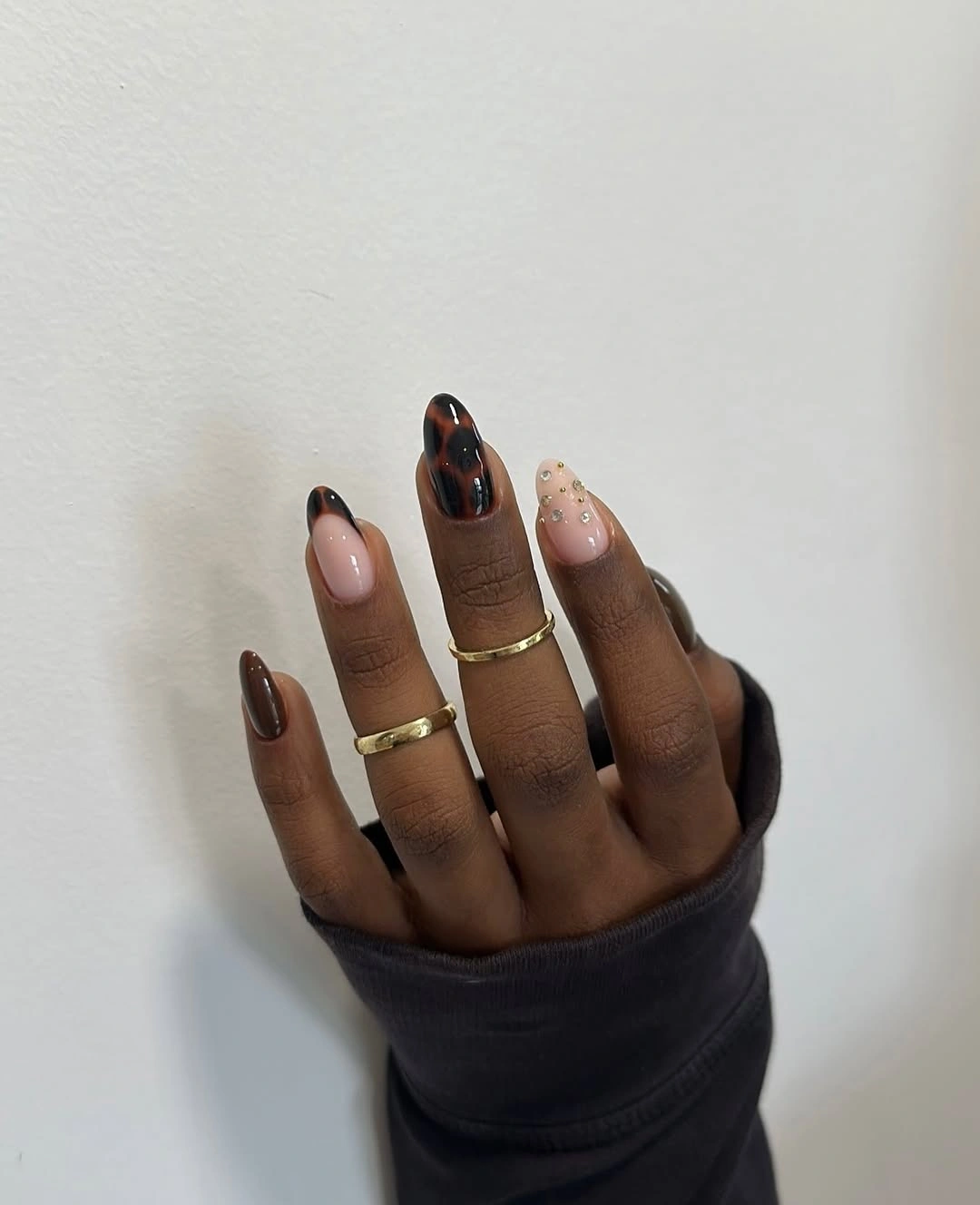 fall nails for brown skin tone Mocha Tortoiseshell Almond Nails With Soft Pink Details