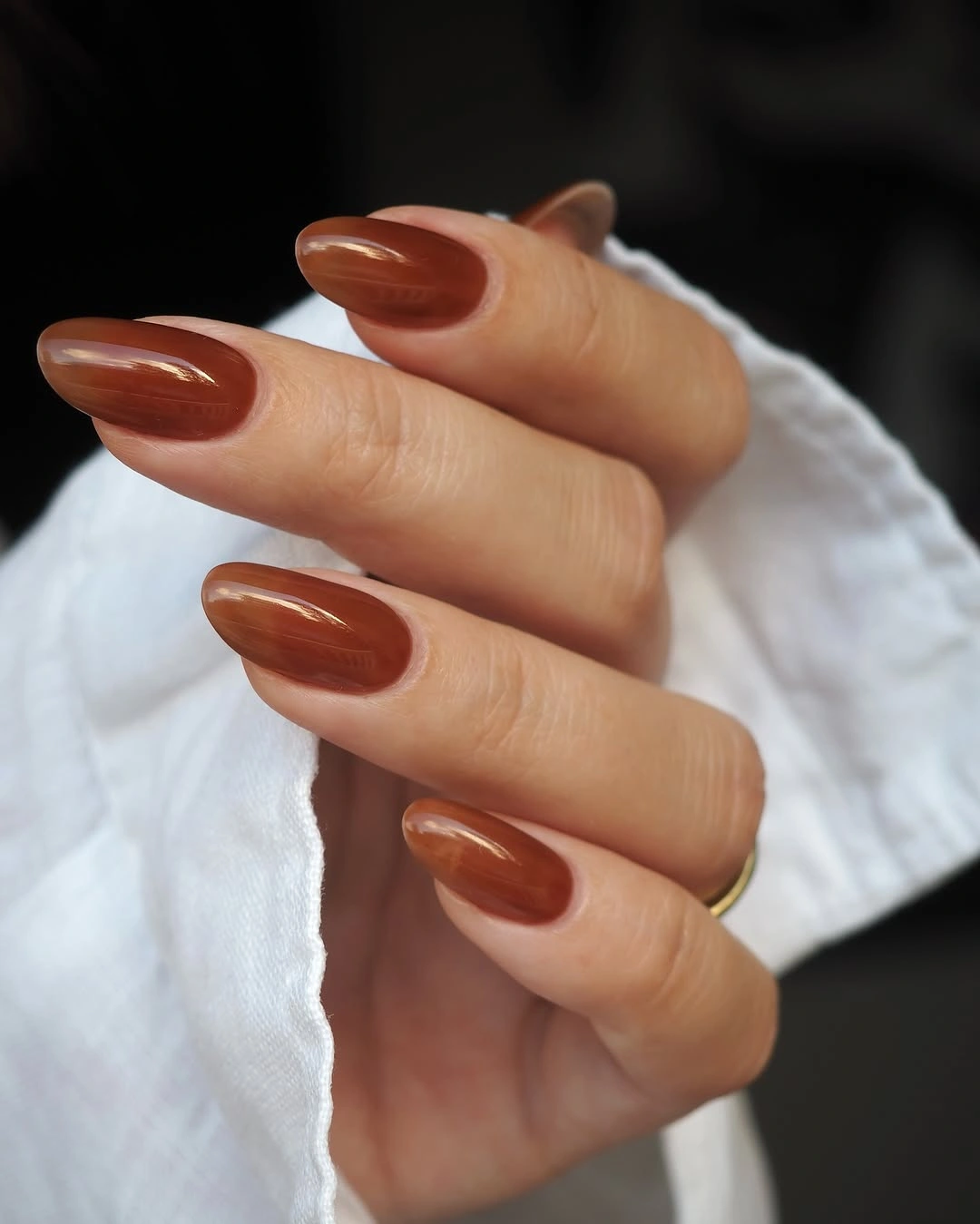 fall nails for tan skin tone glossy cinnamon brown almond nails