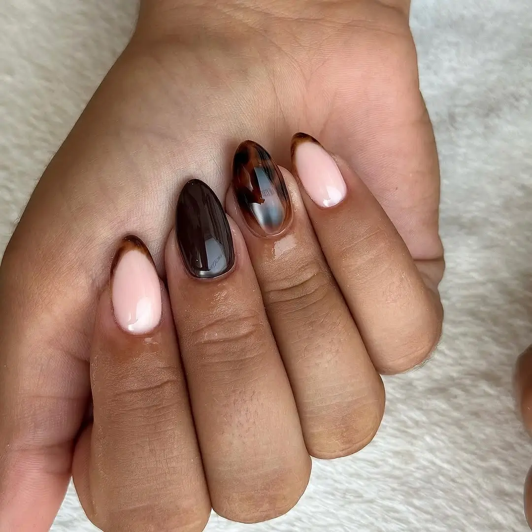 Fall short almond nails 2026 Soft Pink and Tortoiseshell for a Chic Autumn Balance