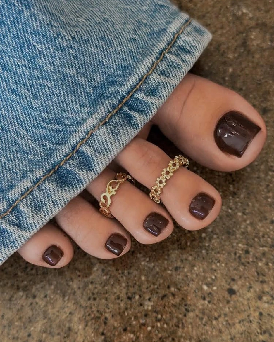 fall toe nails colors 2026 Glossy Chocolate Brown for a Casual Denim Look