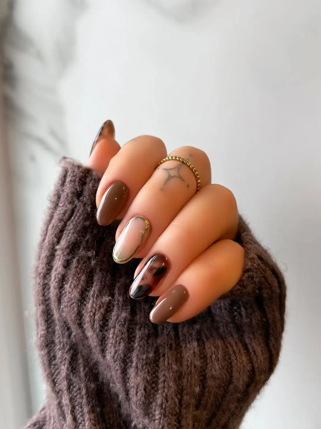 Fall wedding nails 2026 Chocolate Marble Nails with Gold Luxury Details
