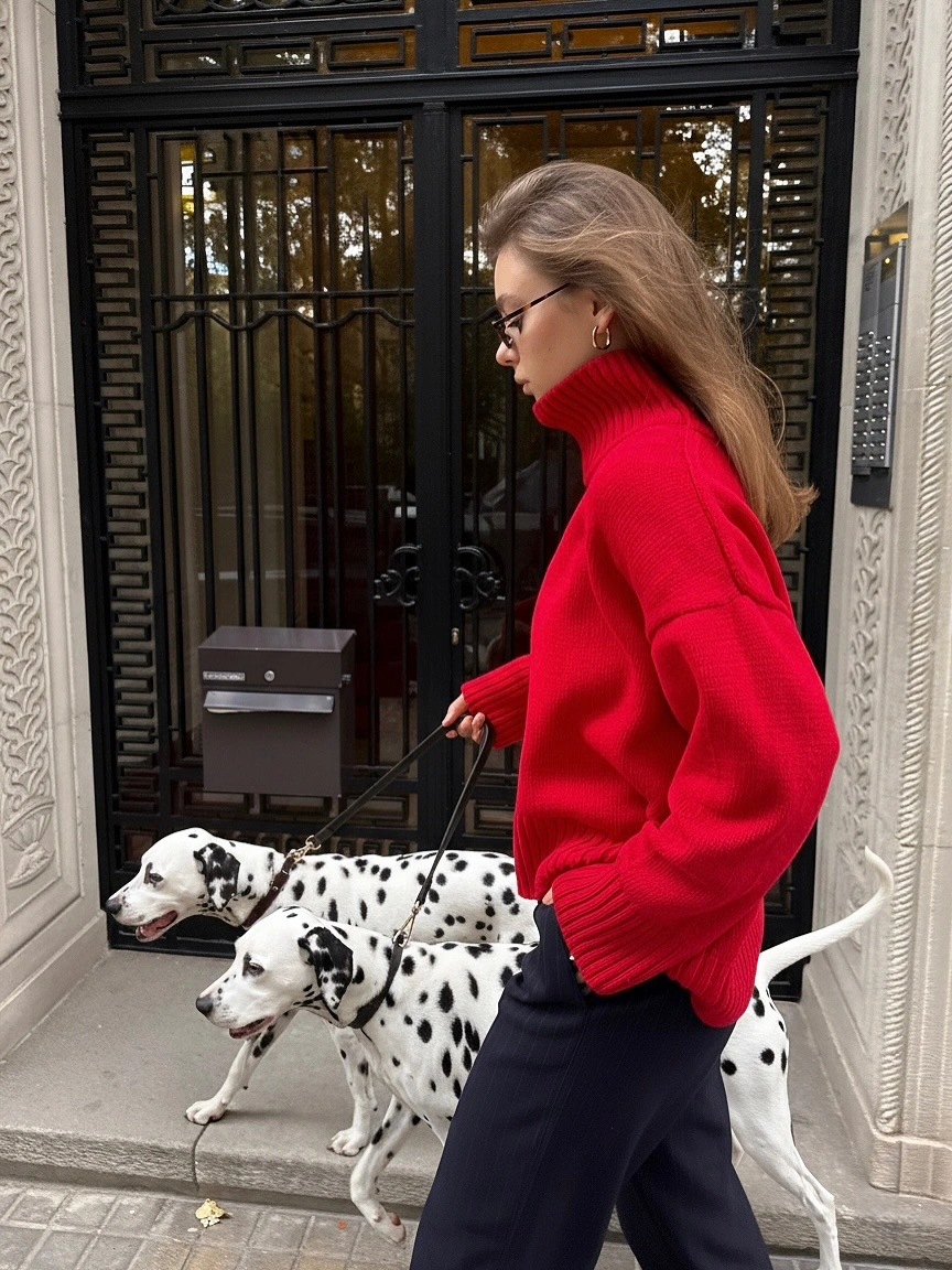 September fashion trends 2026 red turtleneck and navy trousers outfit