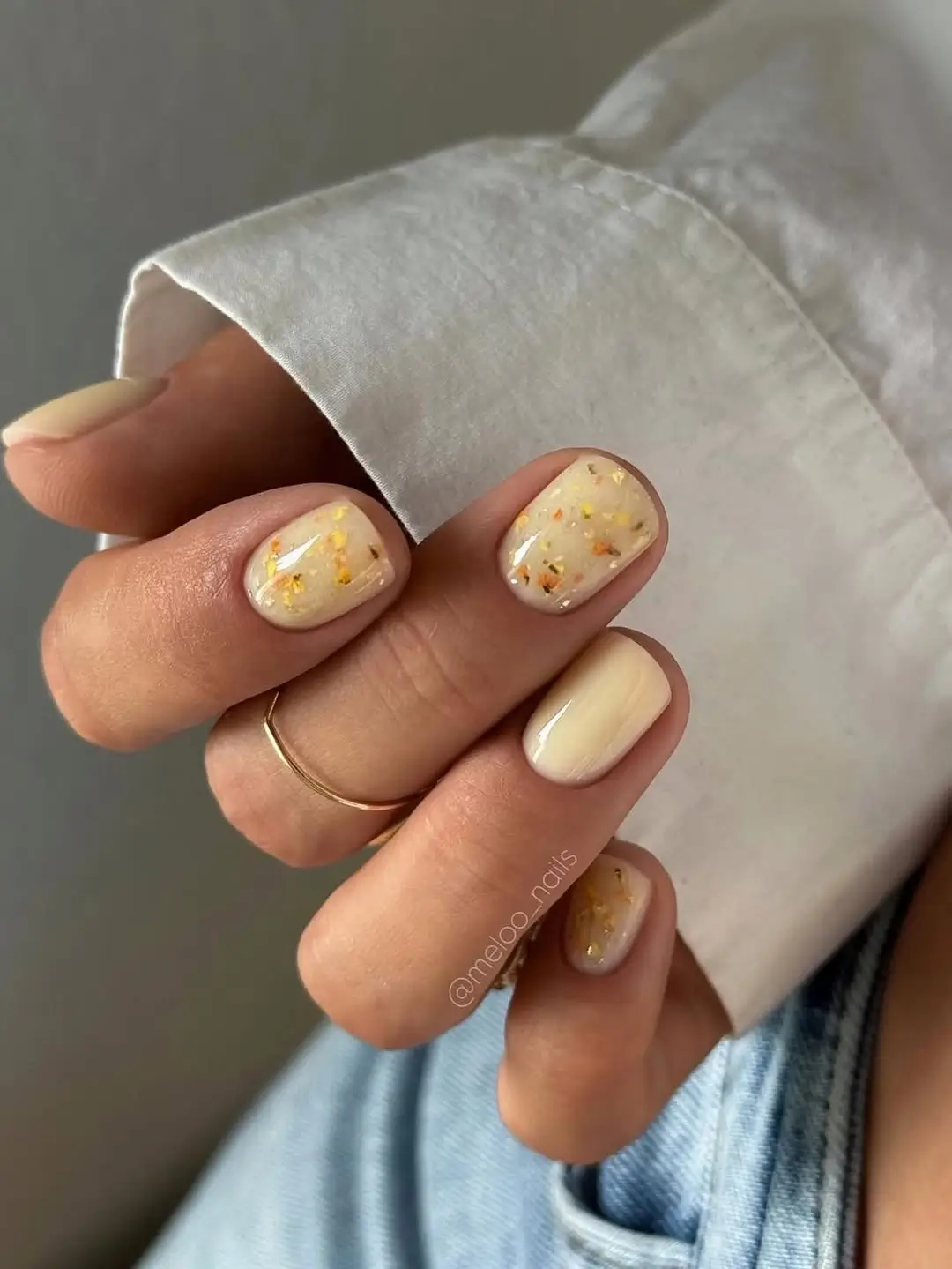 simple fall short nails Vanilla Cream Nails With Delicate Autumn Flakes