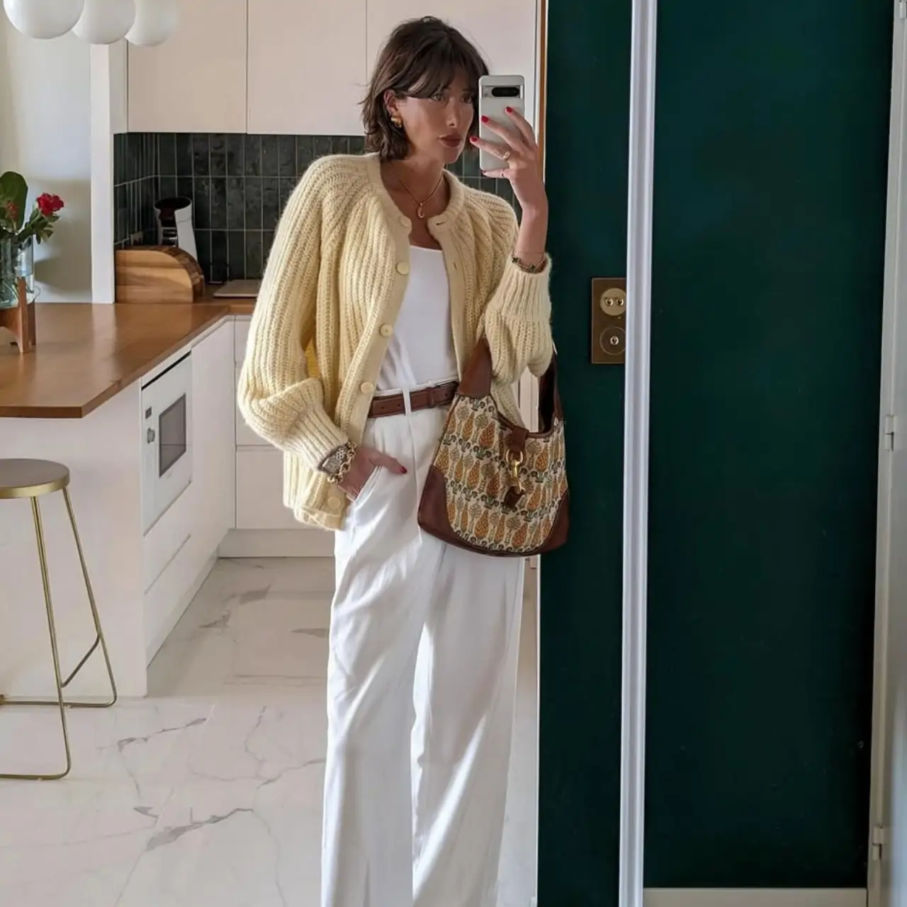 En marzo las chaquetitas de punto se llevan con pantalones blancos: 10 looks cómodos, elegantes y fáciles de copiar