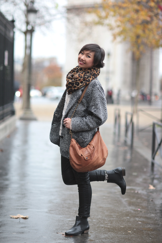 Chic Edge: Black Chelsea Boots with Leather Pants and Leopard Scarf Chic Edge: Black Chelsea Boots with Leather Pants and Leopard Scarf — Chelsea Boots Outfits
