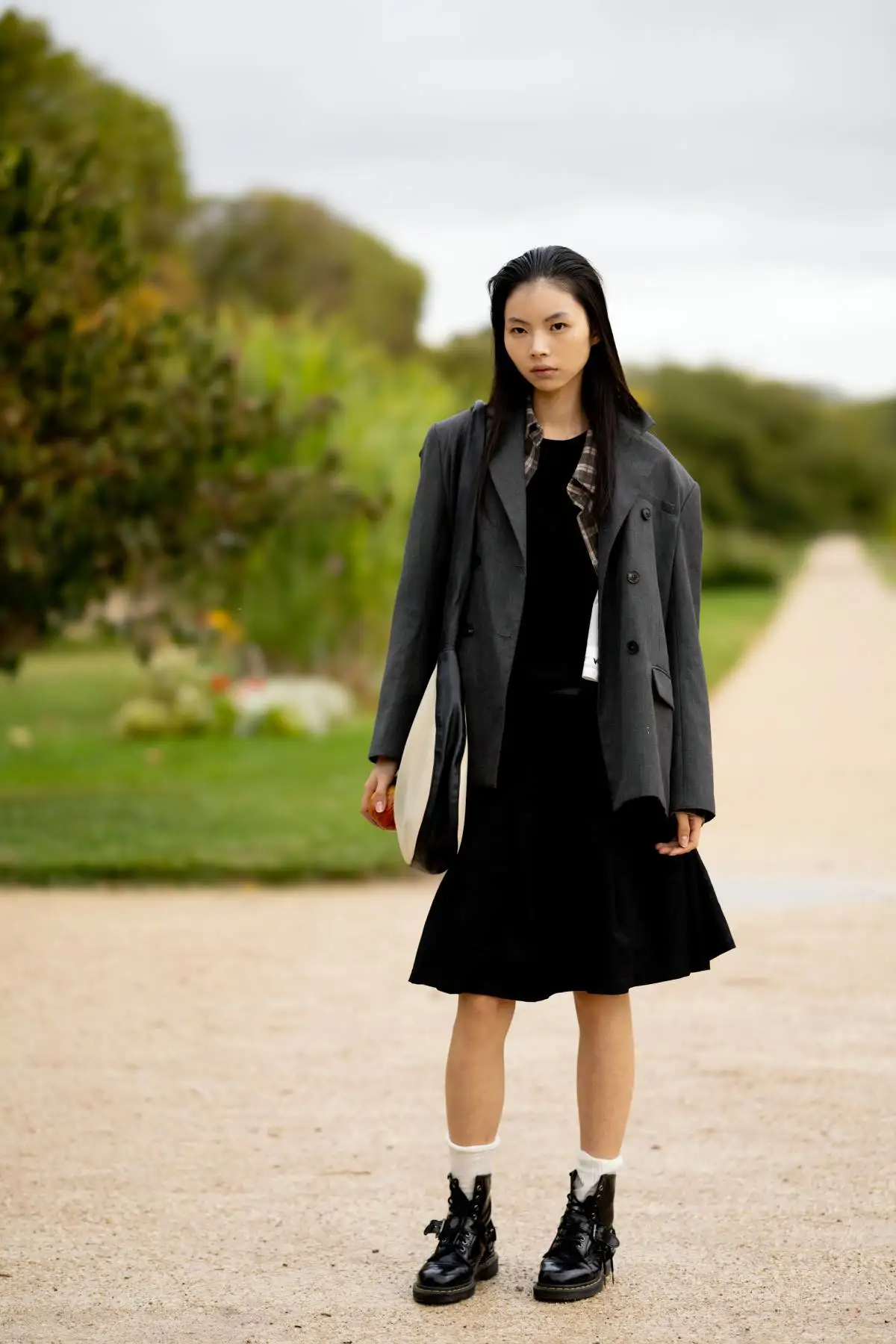Cómo llevar botas militares con vestidos: 10 looks elegantes y versátiles que sientan bien a todas las edades