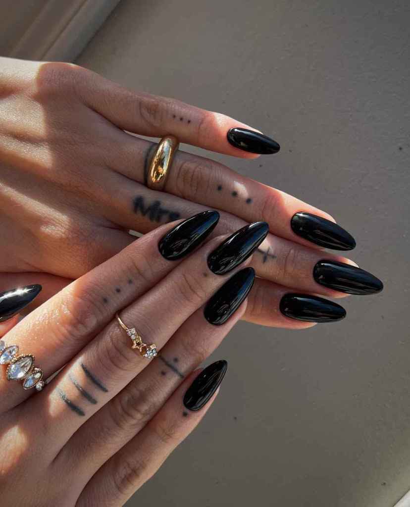 Nueve manicuras en colores oscuros que alargan y rejuvenecen las manos al instante