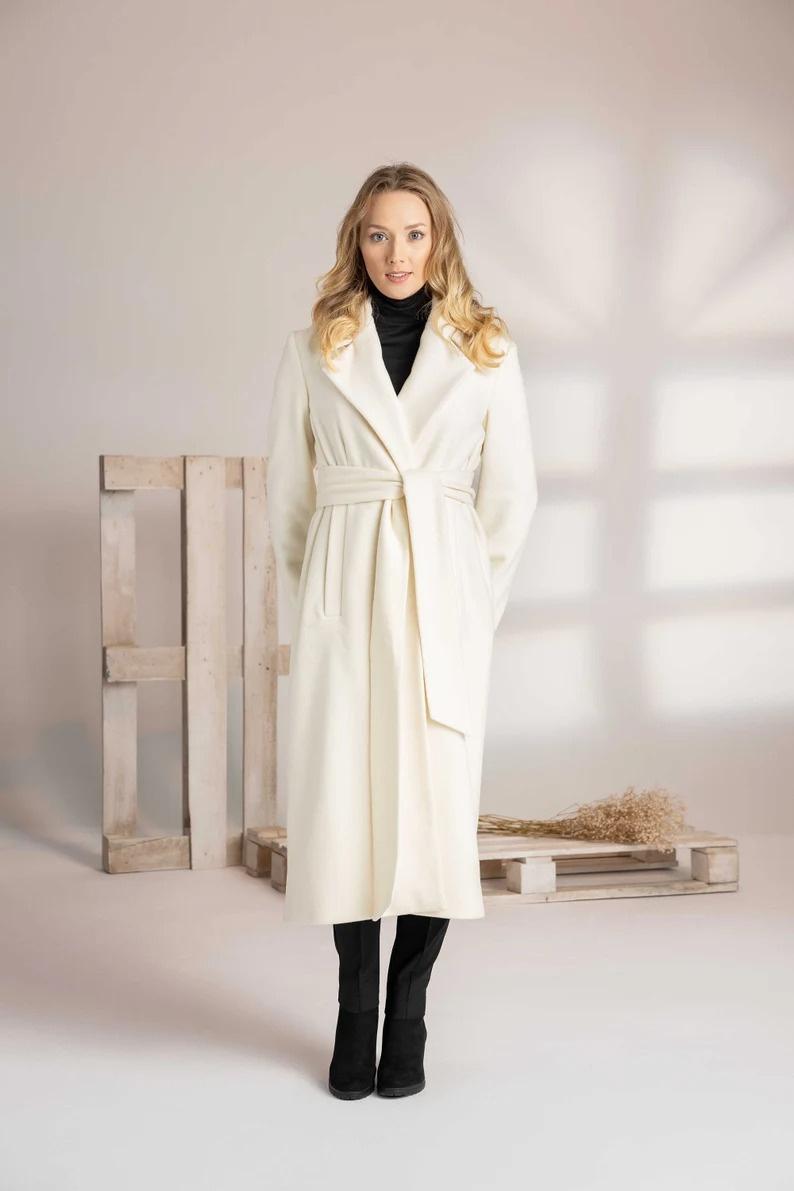 Belted Wool Coat for an Elegant Outdoor Ensemble Belted Wool Coat for an Elegant Outdoor Ensemble — Winter Outfits for Warm Weather