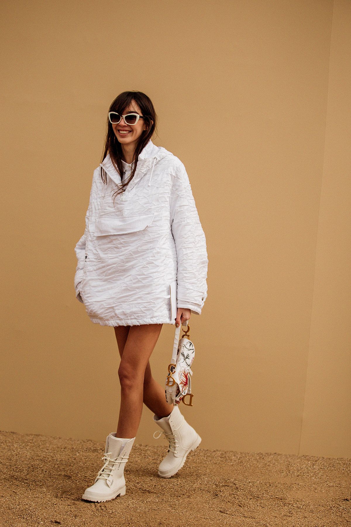 All-White Outfit with Oversized Jacket and Combat Boots All-White Outfit with Oversized Jacket and Combat Boots — Combat Boots Outfits