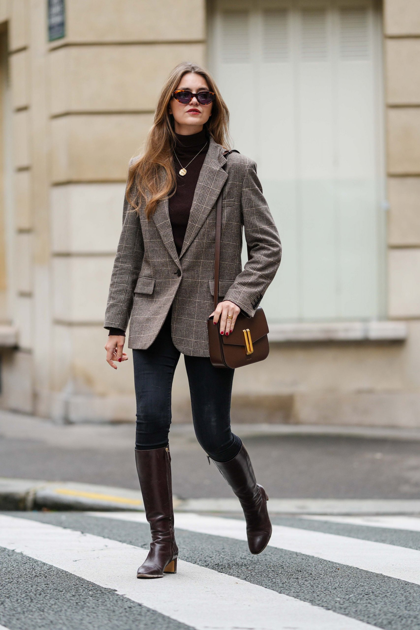 Smart Casual: Plaid Blazer, Turtleneck, and Dark Brown Boots Smart Casual: Plaid Blazer, Turtleneck, and Dark Brown Boots — Over the Knee Boots Outfits