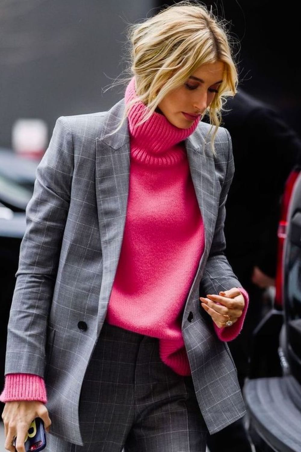 Blazer à carreaux gris + pull rose fuchsia à col roulé ❤️ - Taaora - Blog Mode, Tendances, Looks