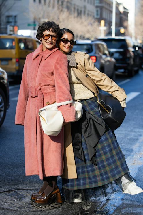 Beige Shearling Jacket and Wide-Leg Pants Streetwear — Winter Streetwear Outfits