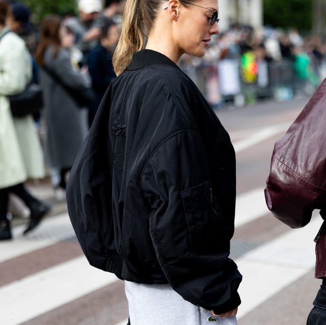 Effortless Oversized Black Bomber Jacket with Grey Sweatshirt Effortless Oversized Black Bomber Jacket with Grey Sweatshirt — Winter Jackets for Women