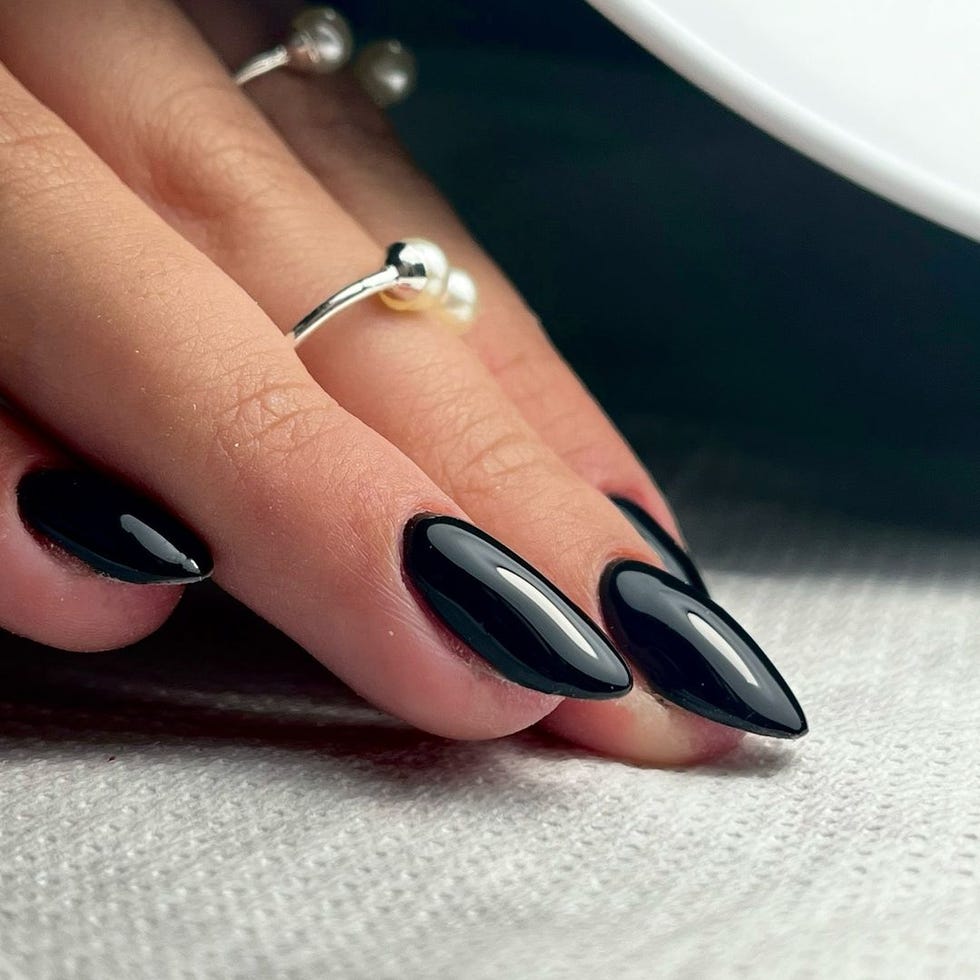 Sleek High Gloss Medium Stilettos — Winter Black Nails