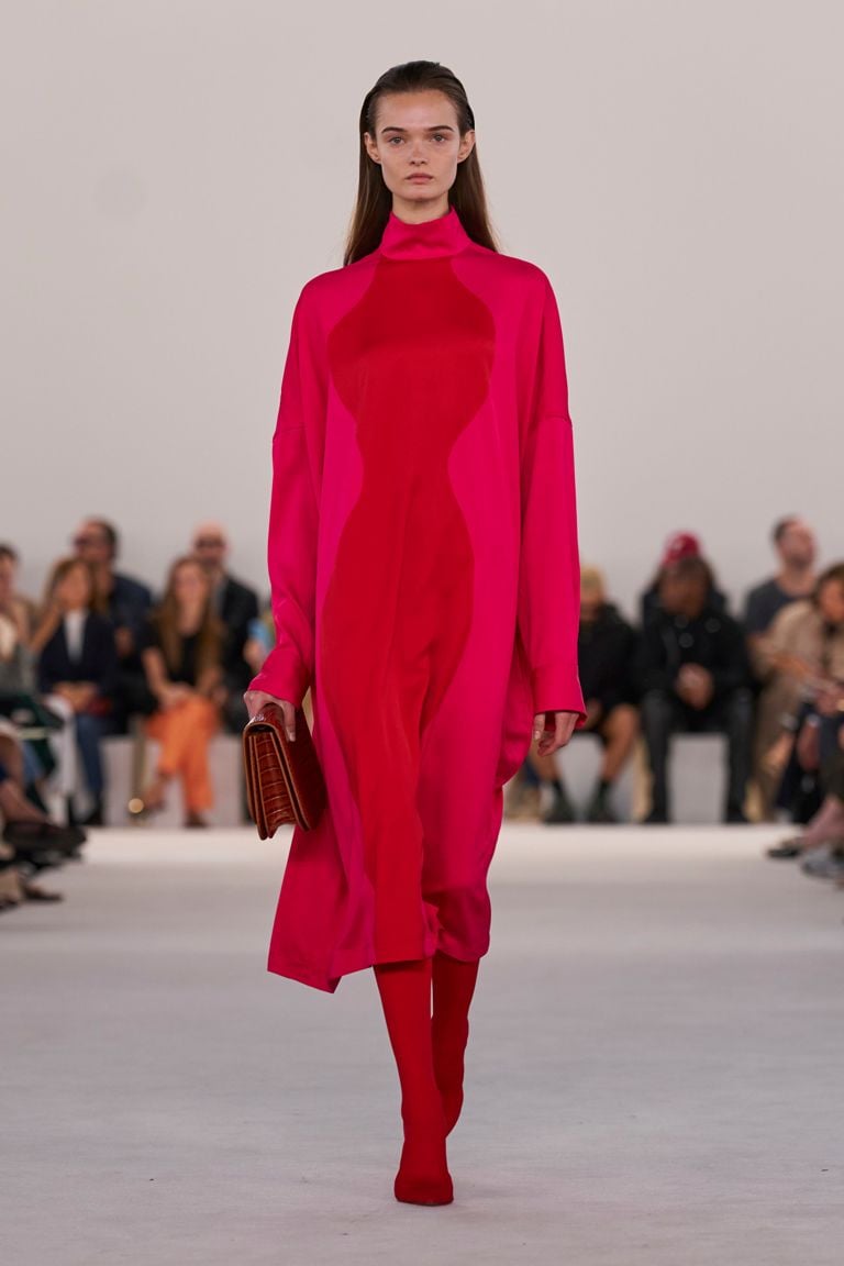 Runway Ready: Red Tights with a Colorblock Dress Runway Ready: Red Tights with a Colorblock Dress — Tights Outfits