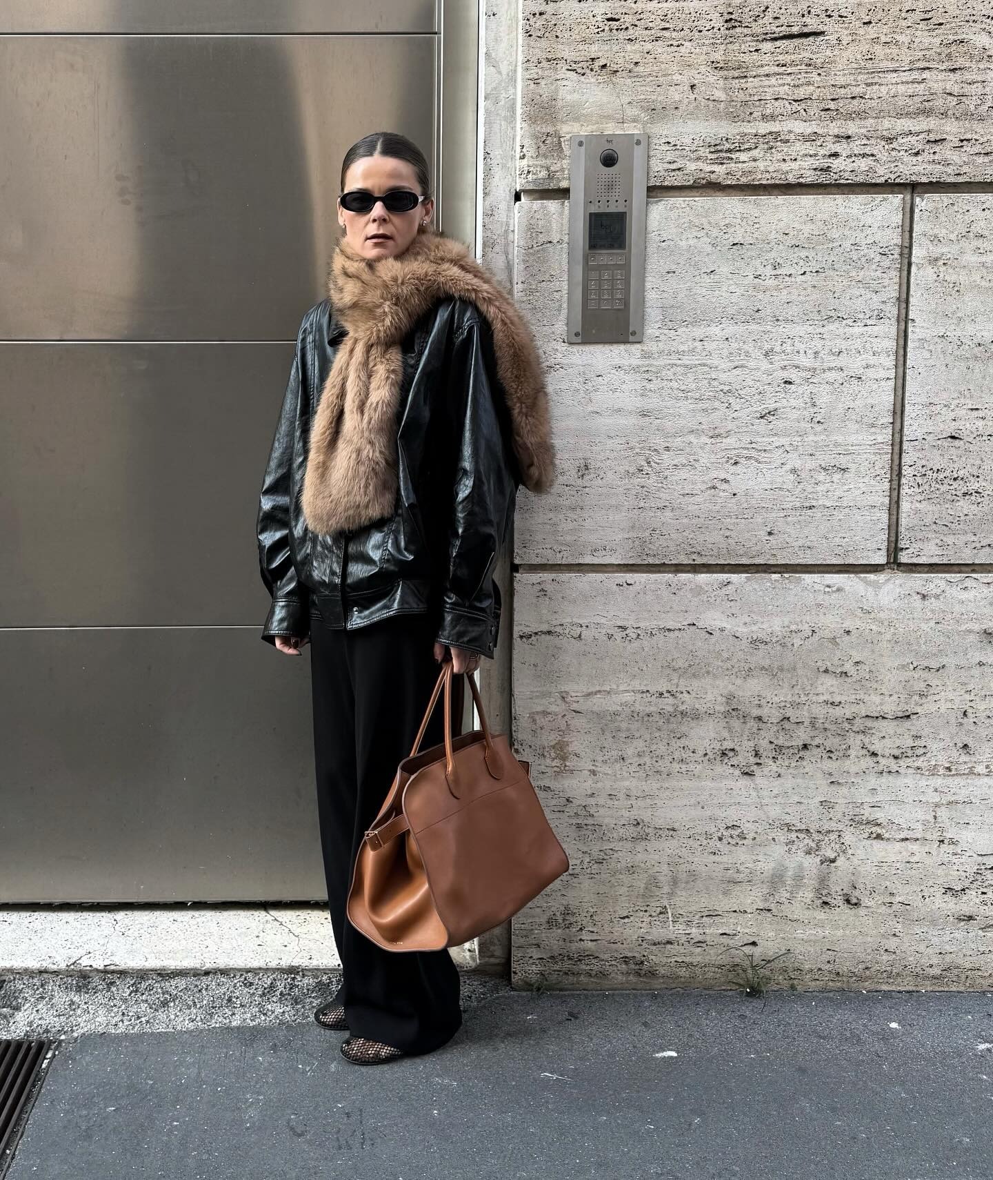 Edgy Black Outfit with a Luxe Faux Fur Scarf Edgy Black Outfit with a Luxe Faux Fur Scarf — Scarf Outfits