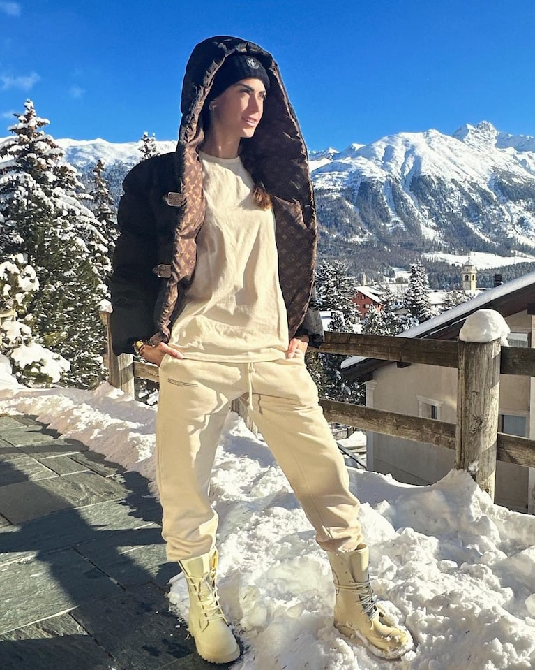 Patterned Puffer Jacket and Sweatpants for a Relaxed Mountain Snow Day — Snow Day Outfits
