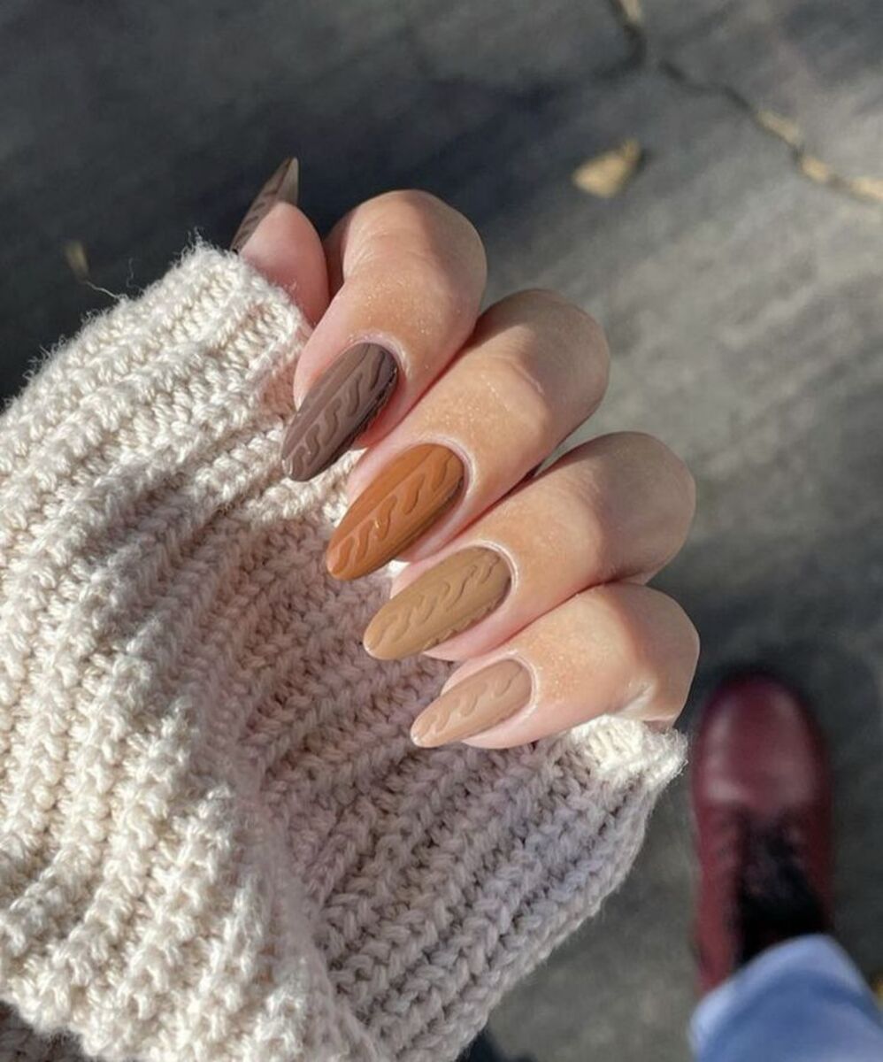 Brown Gradient Matte Knit Coffin Nails Brown Gradient Matte Knit Coffin Nails — Sweater Nails