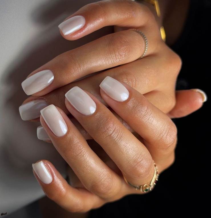 Pale Iridescent Off-White Shimmer — Short Winter Gel Nails