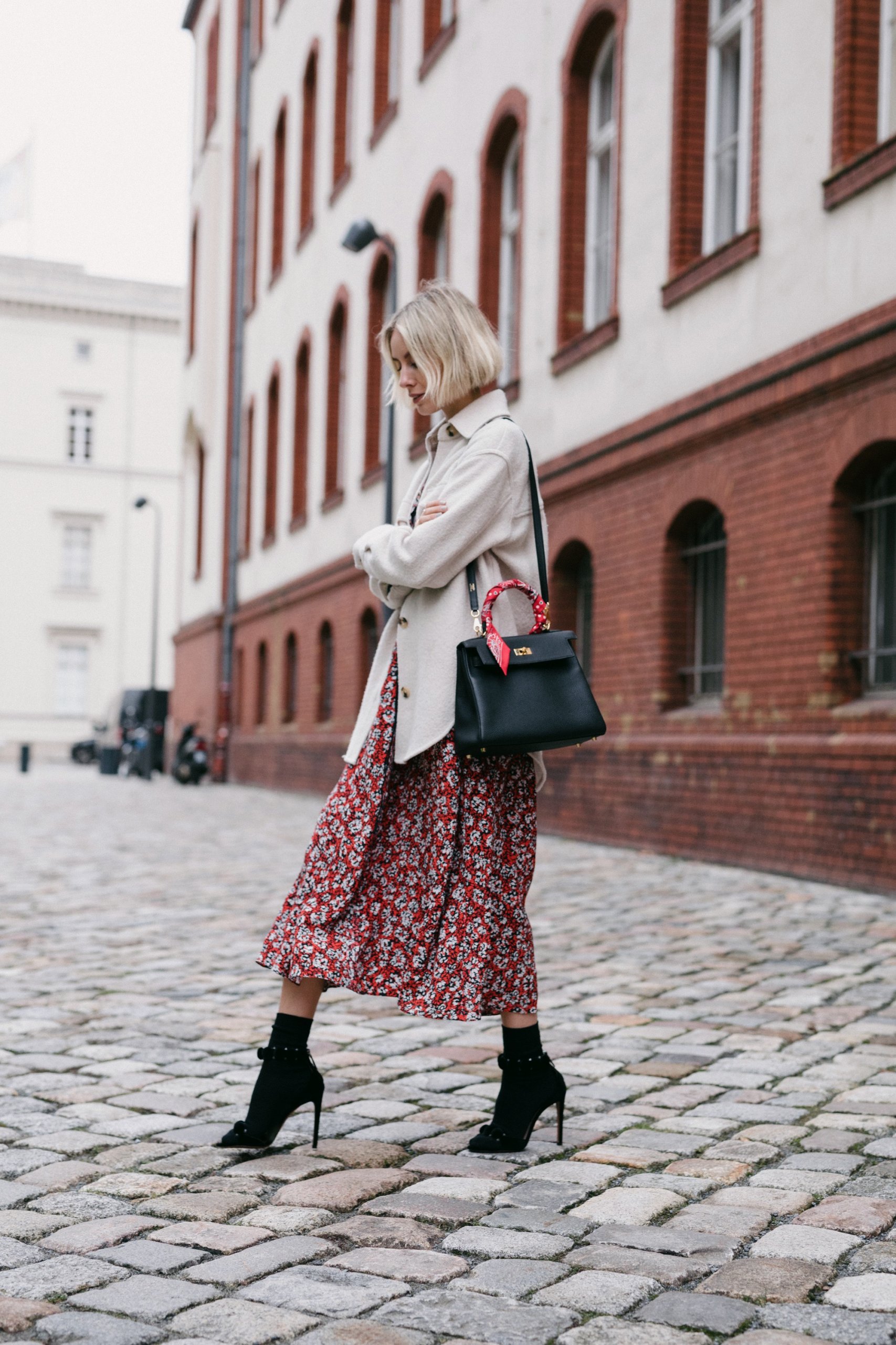 Print Contrast: Oversized Shirt Jacket with Floral Dress Print Contrast: Oversized Shirt Jacket with Floral Dress — Early Winter Outfits