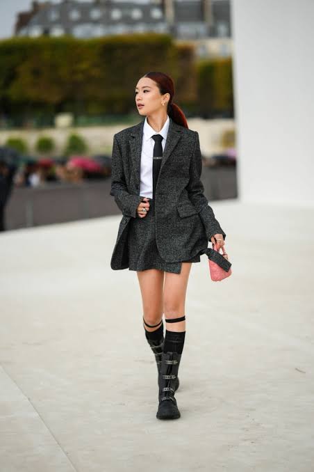 Sharp Ensemble: Textured Blazer, Tie, and Platform Boots Sharp Ensemble: Textured Blazer, Tie, and Platform Boots — Winter College Outfits
