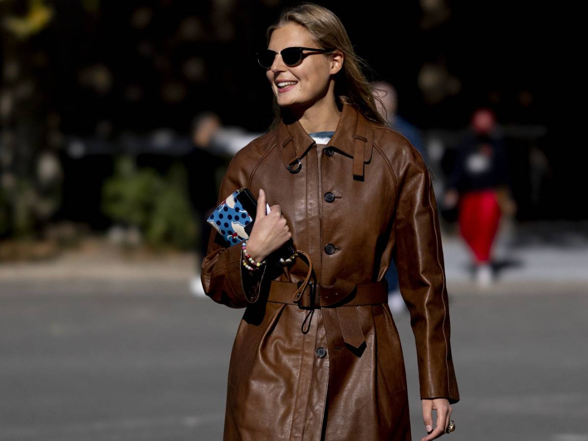 Rich Brown Leather Trench Coat for Smart Casual Rich Brown Leather Trench Coat for Smart Casual — Chocolate Brown Outfits