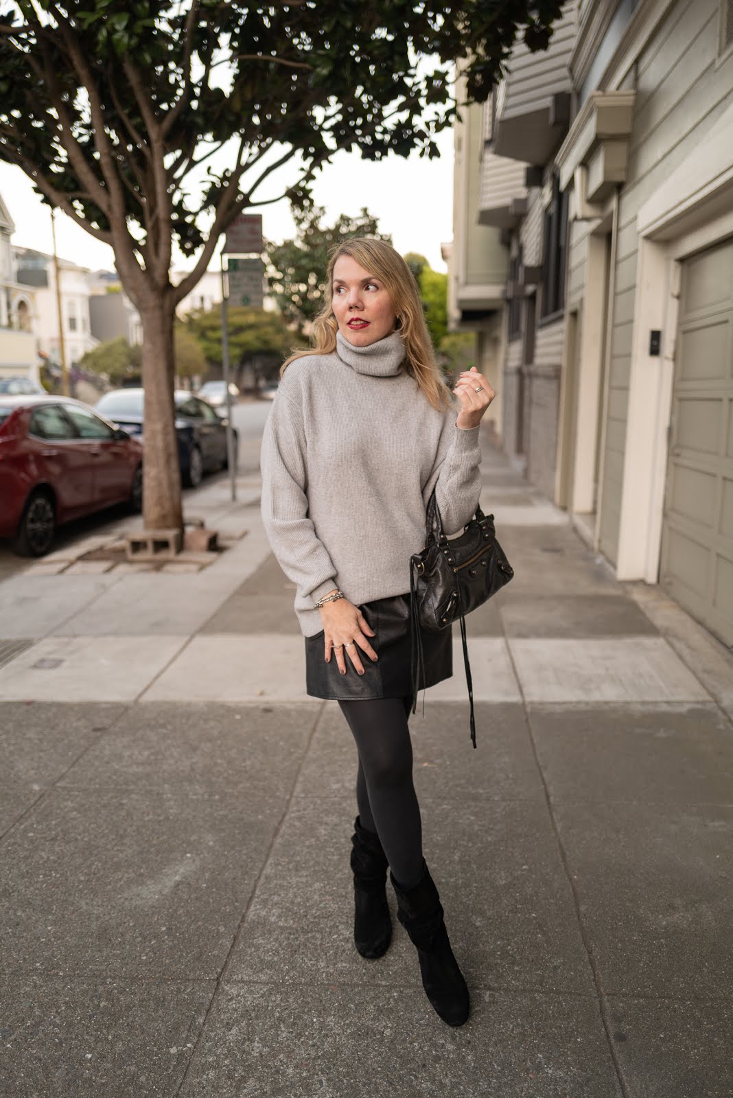 Sophisticated Mini Skirt Outfit with Suede Boots Sophisticated Mini Skirt Outfit with Suede Boots — Suede Boots Outfits