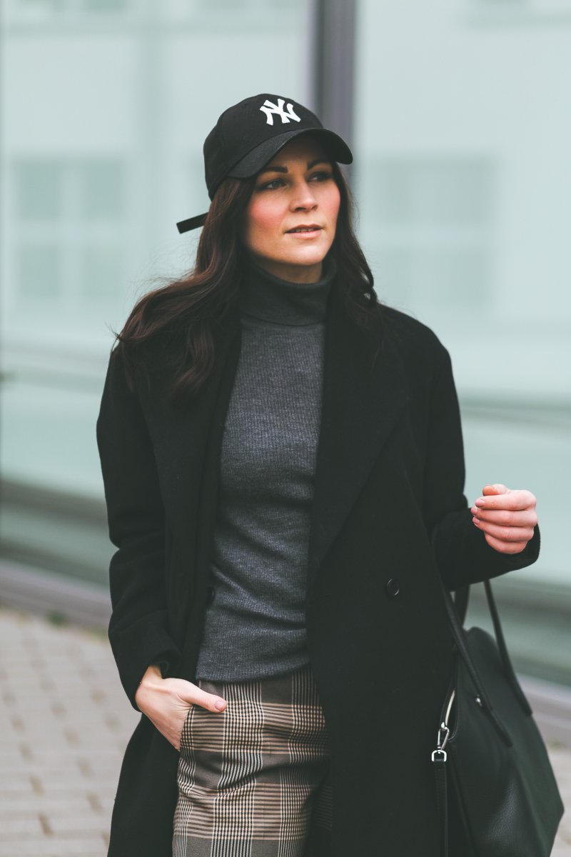 Casual Comfort: Layered Turtleneck Under a Black Coat Casual Comfort: Layered Turtleneck Under a Black Coat — All Black Winter Outfits