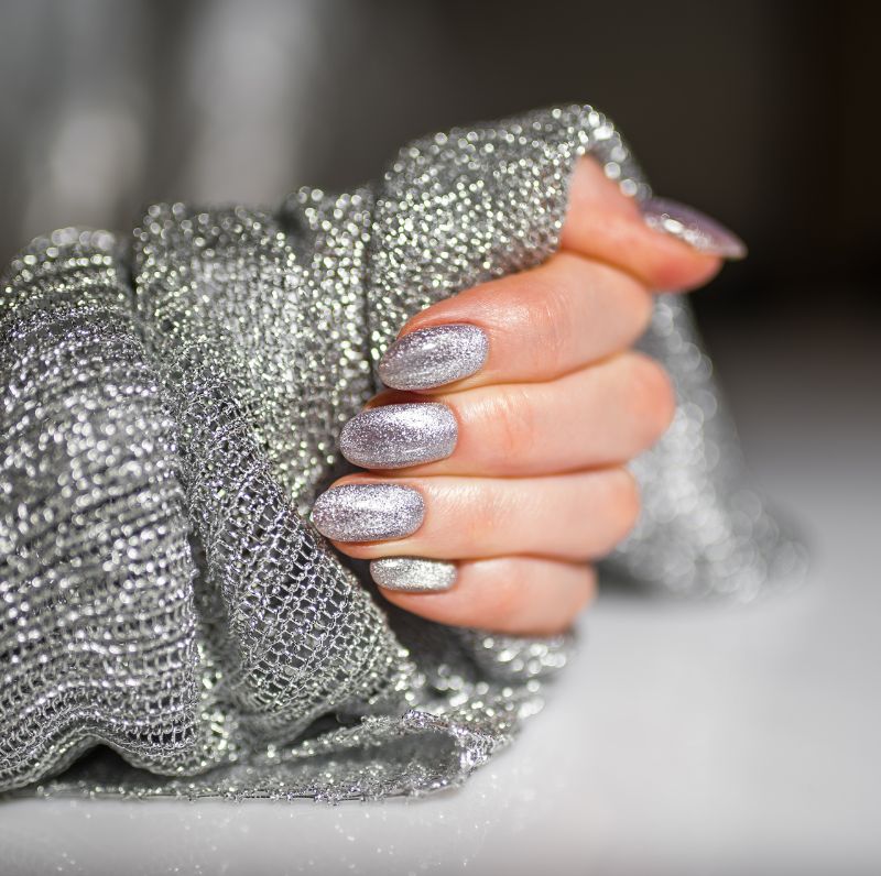 Silver Glitter Short Round Nails — Winter Glitter Nails