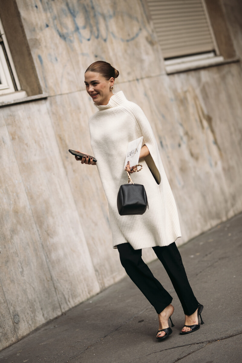 Oversized Knit Poncho for a Relaxed Yet Stylish Winter Party Oversized Knit Poncho for a Relaxed Yet Stylish Winter Party — Winter Party Outfits