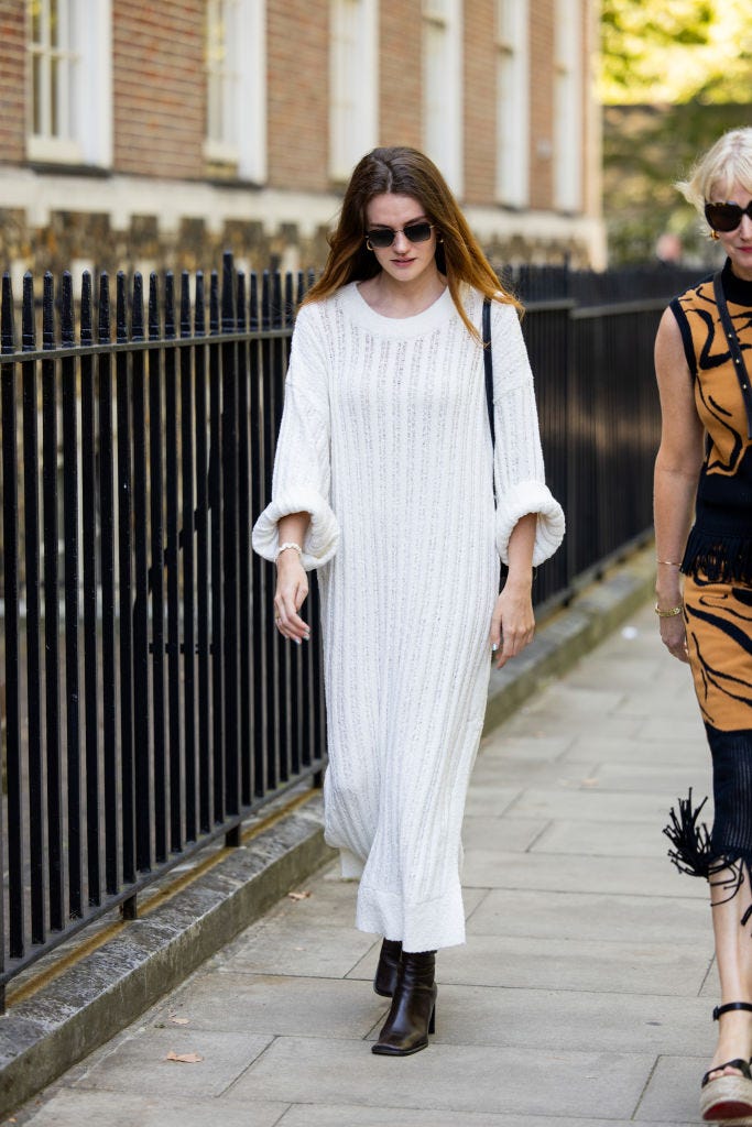 Smart Casual White Wide-Leg Trousers with Black Oversized Blazer Smart Casual White Wide-Leg Trousers with Black Oversized Blazer — Winter White Outfits