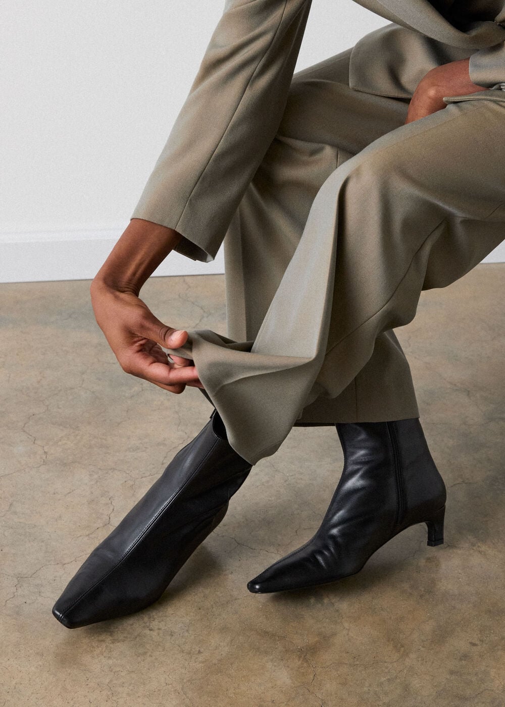 Pointed Toe Kitten Heel Ankle Boots with Flowing Beige Trousers Pointed Toe Kitten Heel Ankle Boots with Flowing Beige Trousers — Ankle Boots Outfits