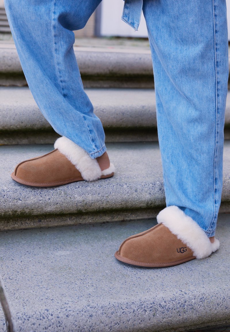Cozy Simplicity: Ugg Scuffette Slippers with Straight-Leg Jeans Cozy Simplicity: Ugg Scuffette Slippers with Straight-Leg Jeans — Ugg Slippers Outfits