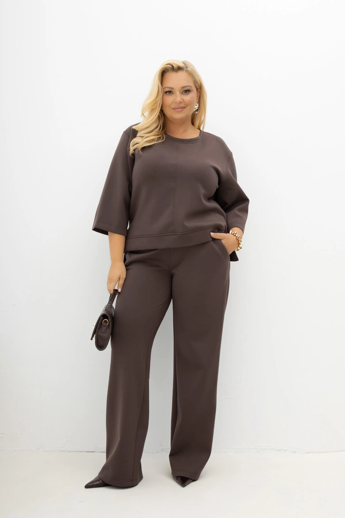 Coordinated Brown Sweatshirt and Wide-Leg Pants Set Coordinated Brown Sweatshirt and Wide-Leg Pants Set — Winter Outfits for Plus Size Women