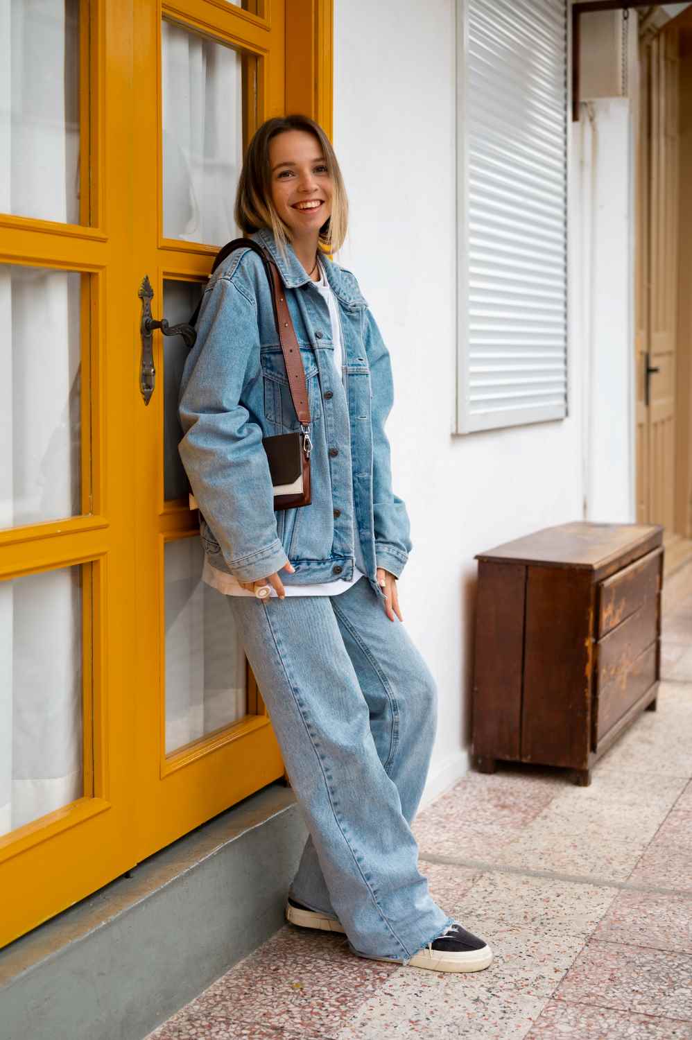 Casual Classic: Oversized Denim Jacket with Wide-Leg Jeans Casual Classic: Oversized Denim Jacket with Wide-Leg Jeans — Winter College Outfits