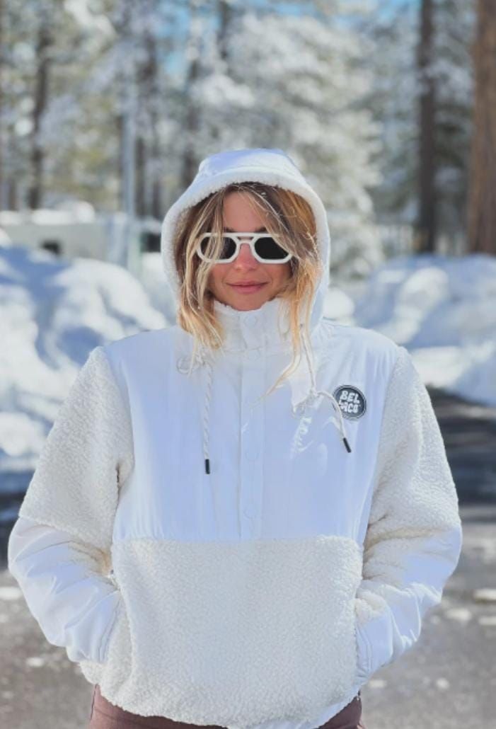 Shearling-Panel Hooded Jacket for Warmth Shearling-Panel Hooded Jacket for Warmth — Apres Ski Outfits