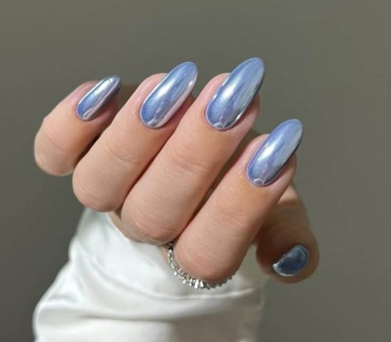 Bright Icy Blue Chrome Oval Nails — Winter Chrome Nails